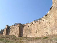 Стены цитадели Нарын-кала