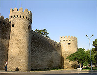 Современный вид крепостной стены Баку
