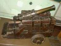 «Пугачевская пушка» на самодельном лафете (34-мм калибр, бронза, вес 51 кг)